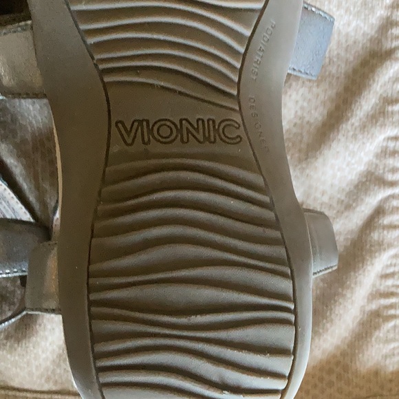 Vionic adjustable strap sandals size 8 - Picture 2 of 4